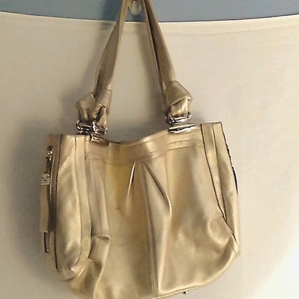 Classic Coach shoulder bag in gold leather with gold hardware